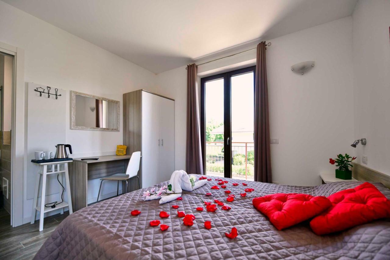 Welcome Traveller Divine Cecile Garda (Verona) Exterior foto